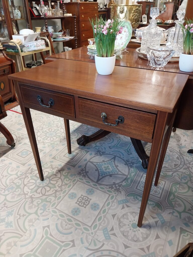 Edwardian Mahogany Inlaid Side Table. Fitted with two drawers. Measures 31"
wide 16.5" deep 29" high. Very good condition. €135