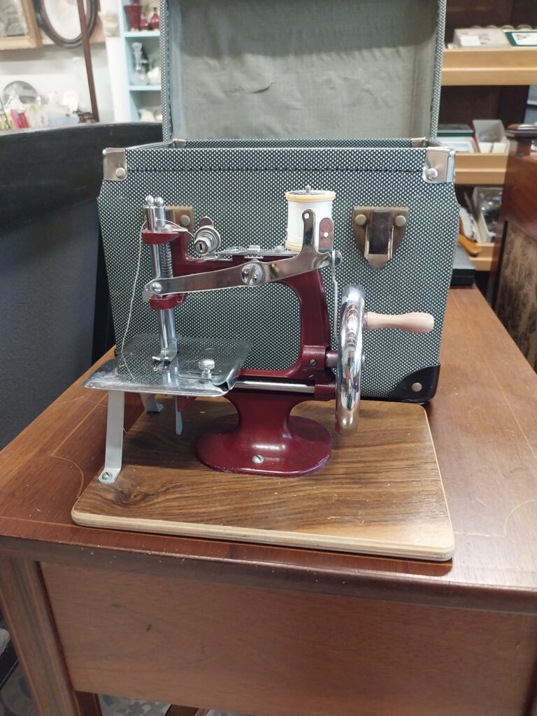English Sewing Machine manufactured circa 1950s Post World War Two. In Excellent Condition. In original case also and perfect condition €59
