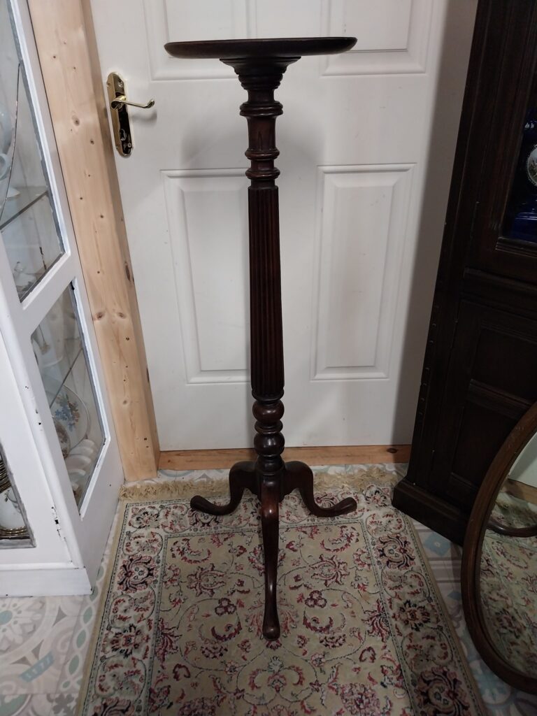 Antique Mahogany Jardiner Stand. Nice reeded column on elegant out Swept Feet. Measures 43" high by 11.5" stand Base 17" €110