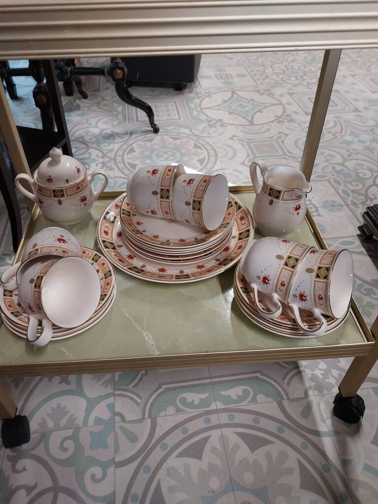 Vintage Arklow Pottery "Royal Linden" 6 Place Setting Tea-Set/Tea-Service. €65 Excellent Condition
