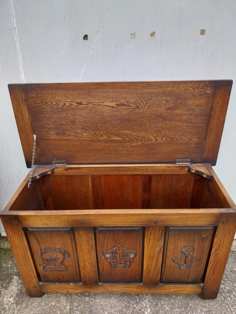 Vintage Jacobean Style Oak Blanket Box. Very Good Condition. Measures 36.5" high, 16" deep, 21" high €195