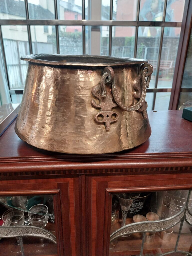 Antique Continental Hammered Copper Preserve Pan/Pot. 
Measures 6" high, 10" at top, 13" base. €65