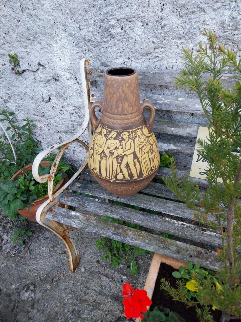 Sceurich Ceramic Vase, Market Scene, Pattern 226-46, West Germany 1970s. Measures 19" high, Radius 33" on 6.5" base. €98 Very good condition.
