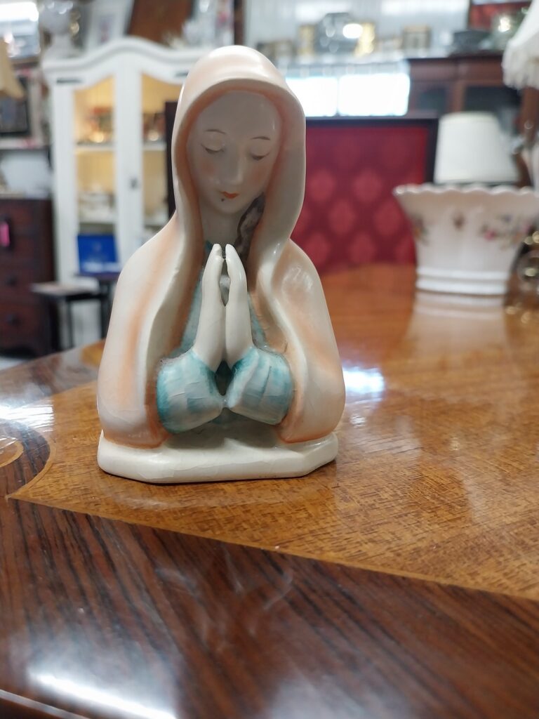 Mid-century Madonna by Goebel/Hummel Full Bee Mark. 4" high on 2.75" base. No damage €36