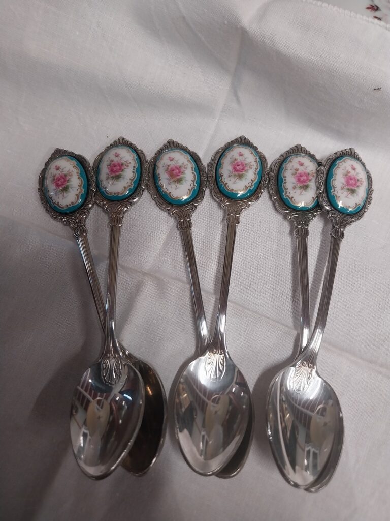 Vintage Set of 6 Royal Albert Silver Plate Tea Spoons With Porcelain Medallion. "Enchantment Pattern" Excellent condition €25