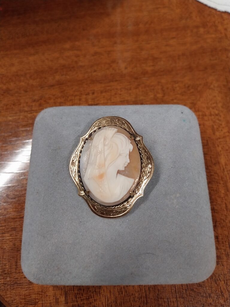 Vintage 25 Micron Gold Plated Carved Shell Cameo Brooch. Really nice condition. Measures 1.5" by 1.5" €45
