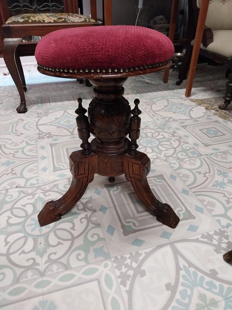 Edwardian Walnut Revolving Piano Stool.
18" high 16" base. Very good condition. €120