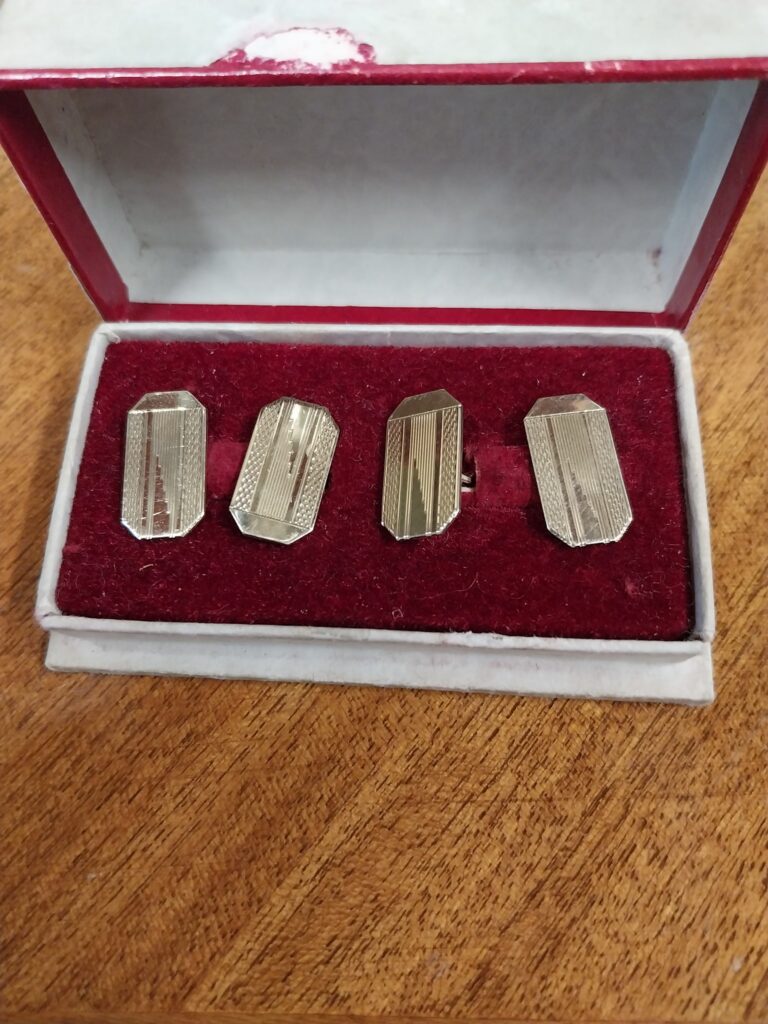 Pair of Midcentury 18ct Gold on Silver Cufflinks. Skillens of Belfast. In Excellent condition. In original presentation box.
