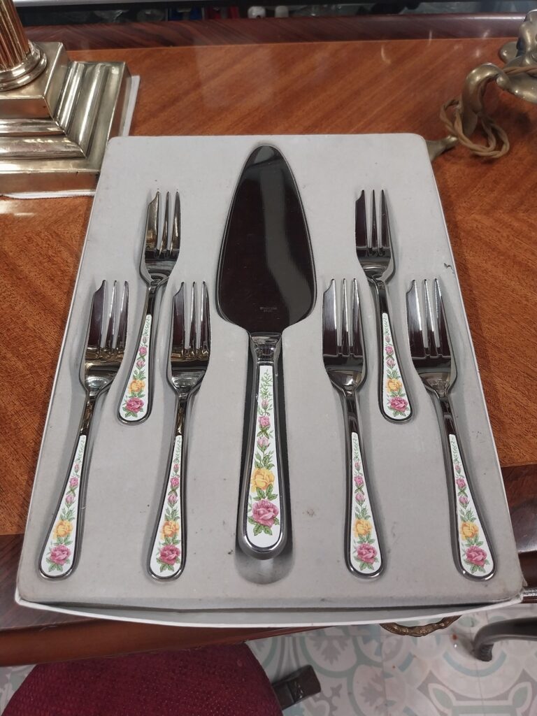 Vintage Stainless Steel Pastry/Cake Set in unused condition with porcelain inserts €24