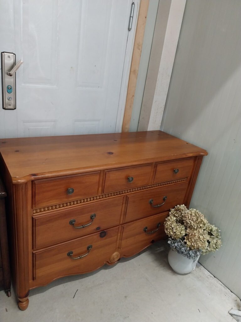 American Maple Vintage Chest of Drawers From Stanley Furniture Co. Virginia, Later North Carolina. Measures 44" wide by 17" deep by 30.5" high €295