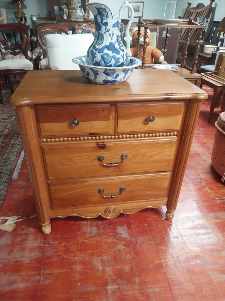 Neat Size American Maple Vintage Chest of Drawers. From Stanley Furniture Co. Virginia later North Carolina. Measure 30"  wide by18" deep 31" high €220