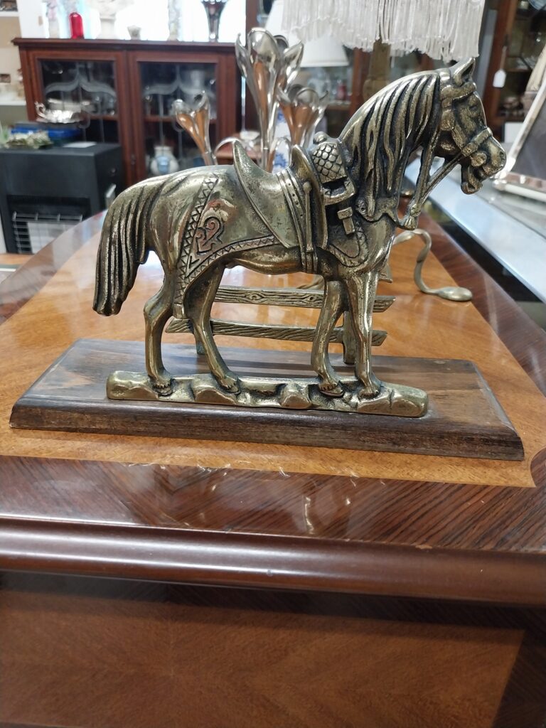 1960s Peerage Brass Horse Letter Stand. Measures 7" high, by 10" wide 3.3" deep.
€27