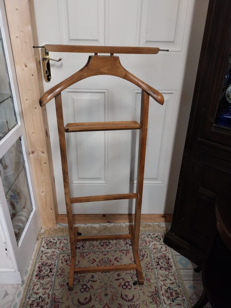 1950s Italian Hardwood Valet Stand in Style of Fratelli Regutti. High quality piece. Measures 17" wide, 42" high, 15" deep €68