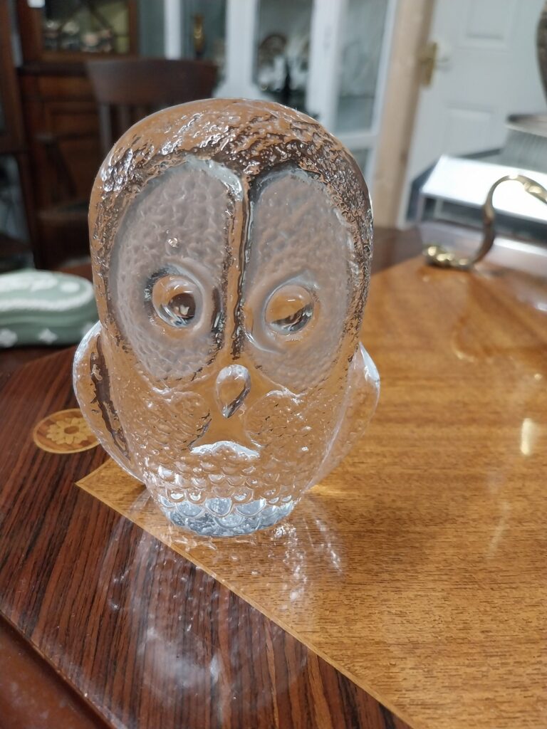 Vintage Crystal Owl Paperweight by Swedish Designer Mats Jonasson. Measures 4.5" high by 3.5" wide €26