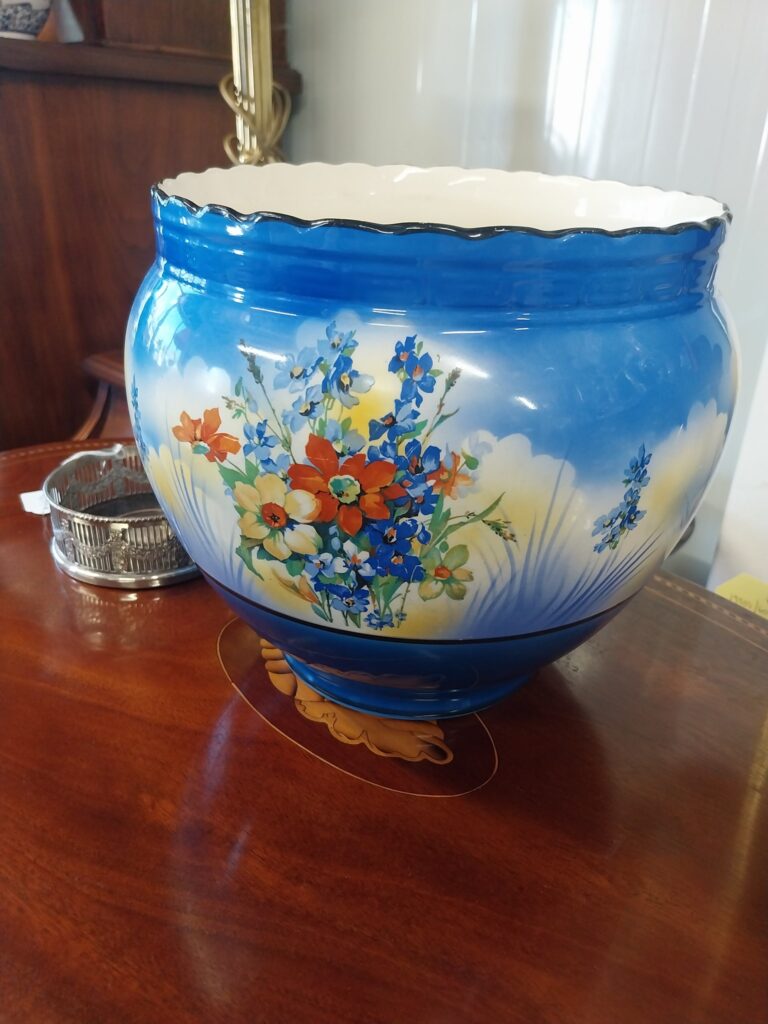 1930s Jardiner. Excellent Condition no fading of colour or chips. Measures 8.5" high by 8.5" wide