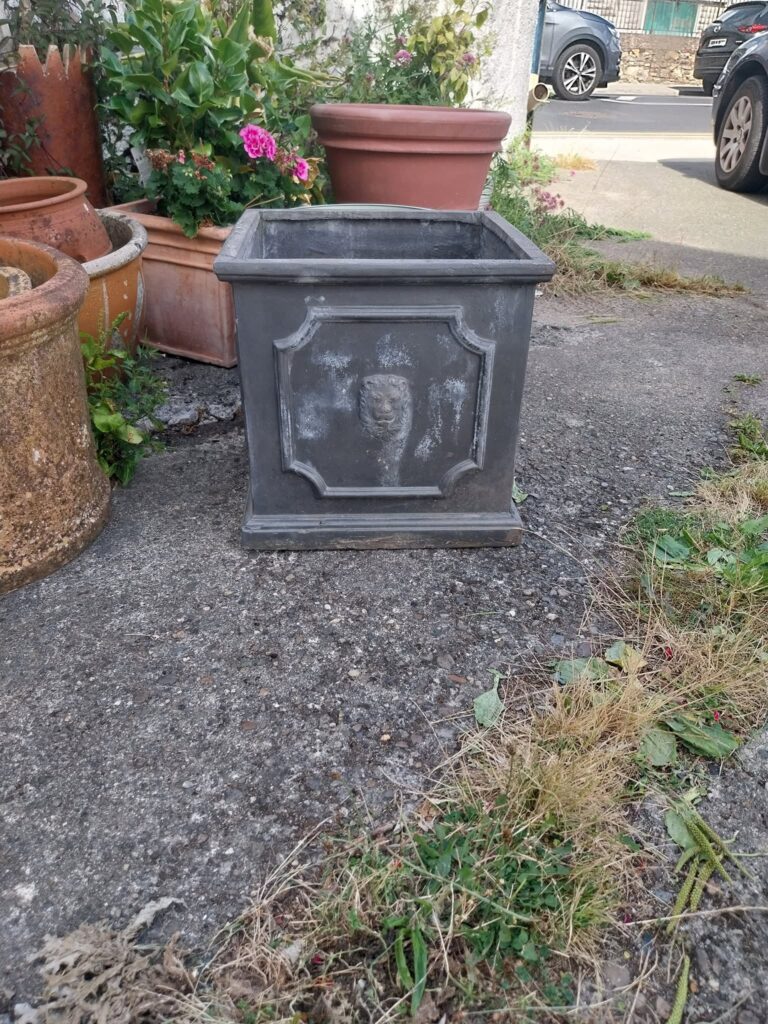 Vintage Composition Square Garden Planter with Lions Head Decoration. Very good condition. Measures 18" square by 18" high.
€60