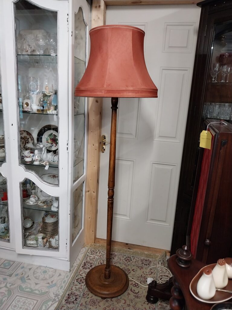 Vintage Teak Effect Standard Floor Lamp. Measures 68" high on 13" base.
Good working condition €98