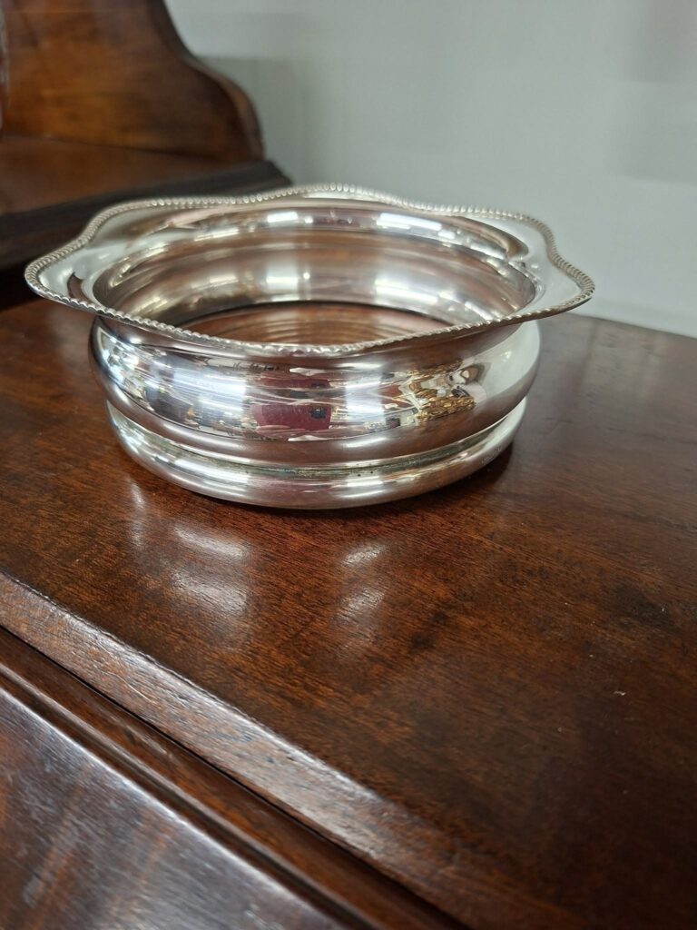 Vintage Arthur Price of London Silver-plated Wine Coaster. Measures 6.5" wide by 2" high
Excellent condition €29