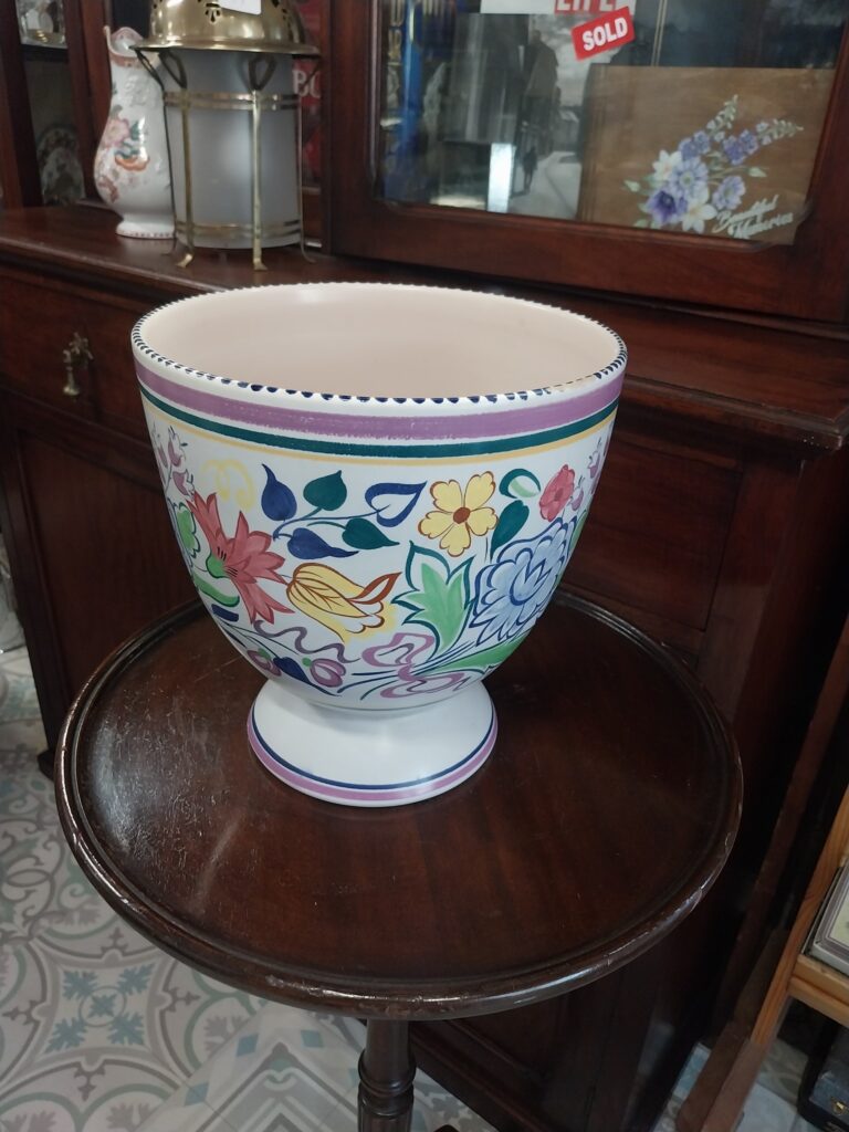 Poole Studio Pottery Floral Pedestal Planter 1950s. Hand Painted. Excellent condition.
Measures 9" high by 9" wide on 6.5" base