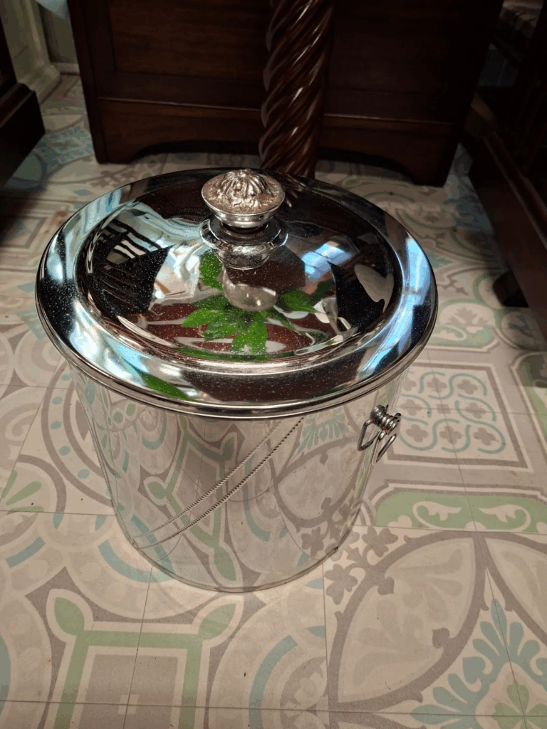 Mid-century Chrome Coal Bucket. Very good
condition. Measures 14" high by 13" wide
€39