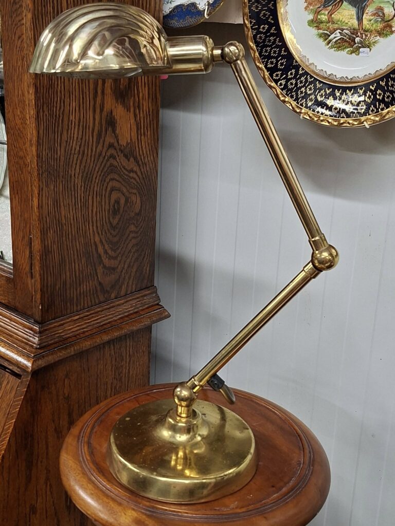 Vintage MCM Brass Clam Shell Adjustable Desk Lamp. Measures 21" when extended on 6.75" base. Excellent condition.