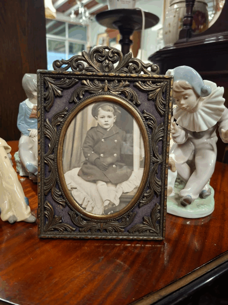Vintage Italian Ornate Picture Frame. Measures 7.5" by 5" Will take photo of 5" by 3.5" Very good condition. €28