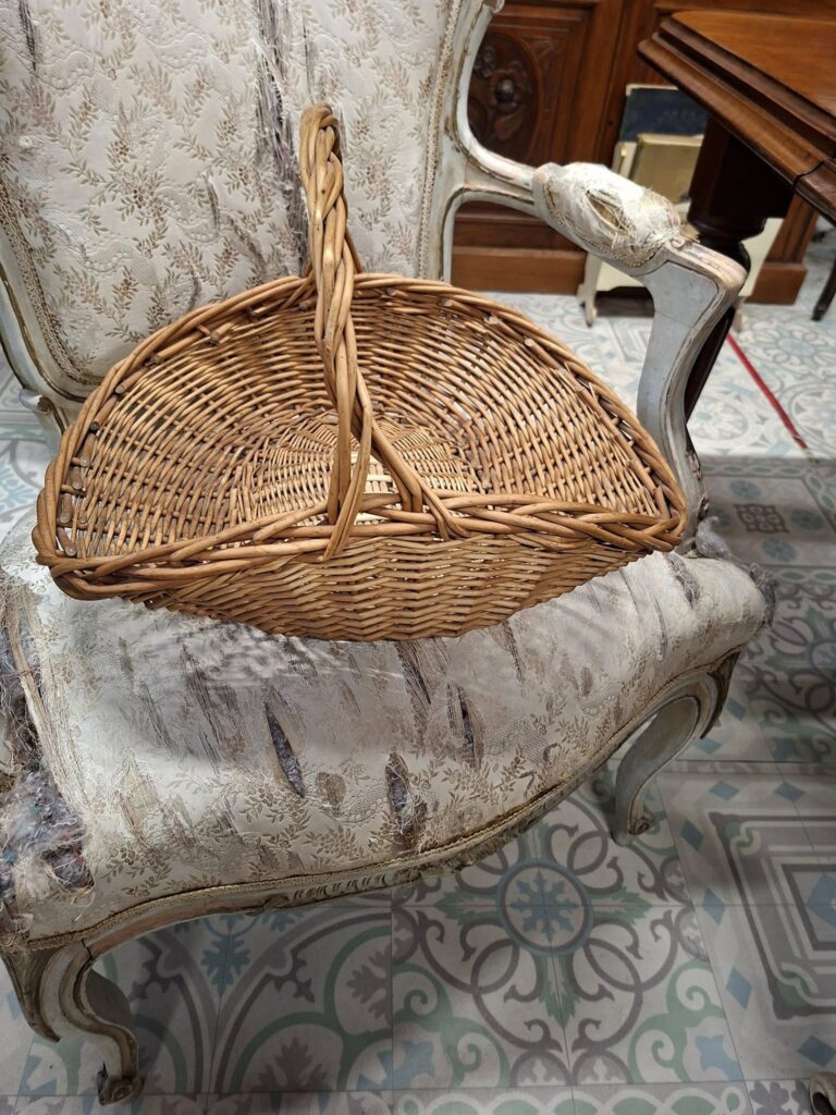 Vintage French Woven Trug/Flower Gathering Basket. Very good condition. Measures
17" by 14" by 10" high €35
