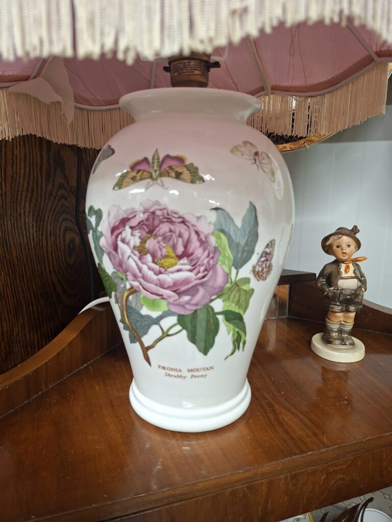 Vintage Portmeirion Peony Rose Shrub Table Light. 22" high including shade on 5.5" base. Excellent condition. €69