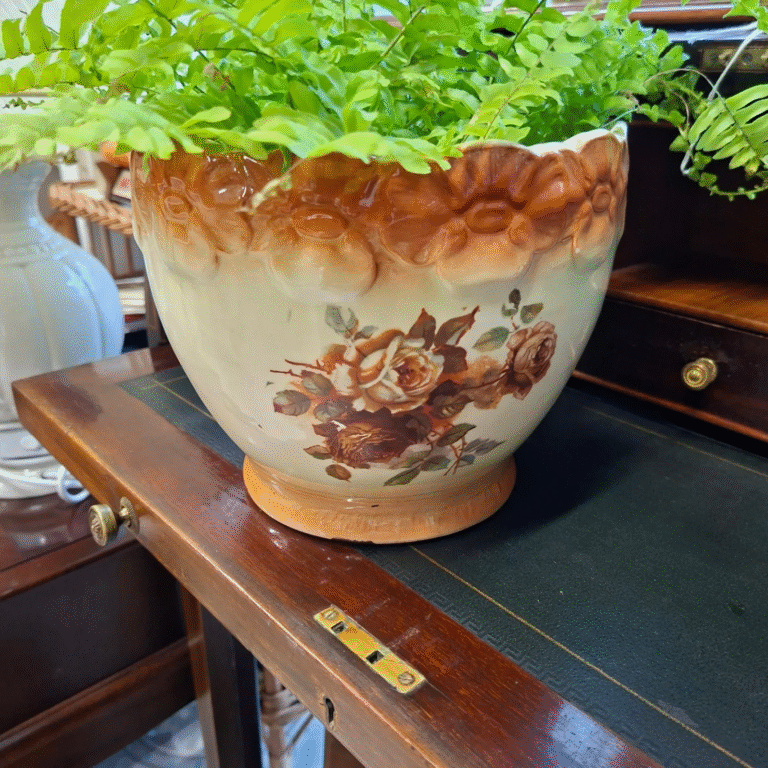 Antique English Jardiner. Double pattern circa 1915. Nice condition no damage. Measures 8" wide by 7" high €35