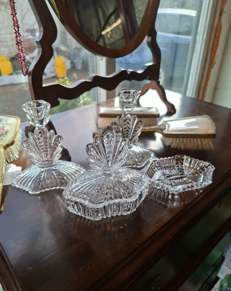 Art Deco 1930s Dressing Table Set in Clear Cut Glass. Pair of Candle Sticks, Powder Bowl and
Pin Dish. All in very good condition €36