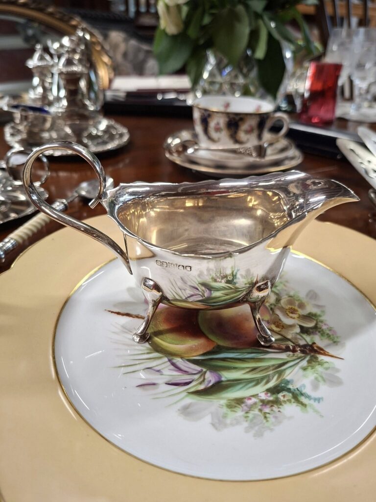 Elegant Vintage Silver-Plate Sauce/Gravy Boat.
Excellent condition. Measures 6" by 2.75" high €28