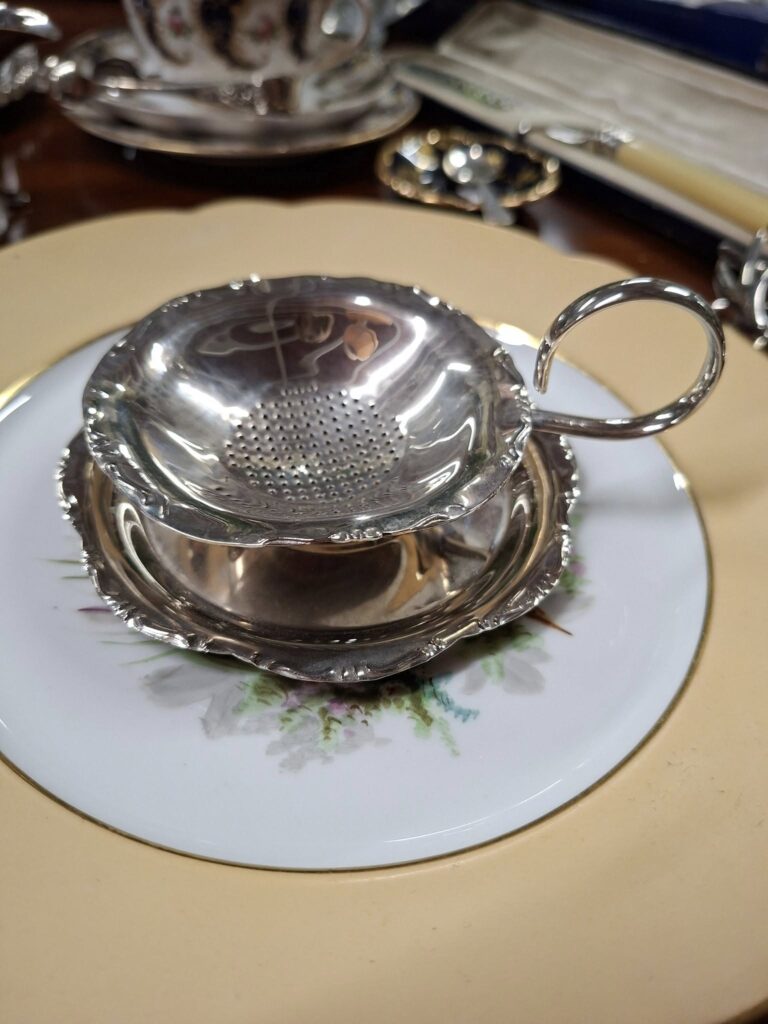 Vintage Silver-Plate Tea Strainer with Stand.
Measures 4.5" by 1" high. Excellent condition €20