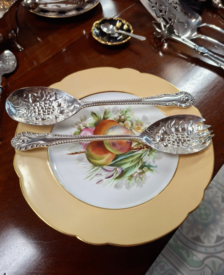 Pair of Vintage Quality, English Silver-Plated Salad Servers. Excellent condition. Measures 9" long €34