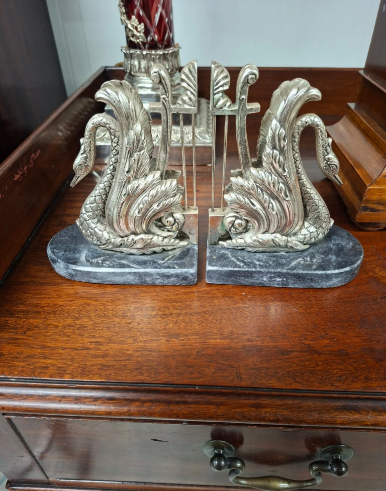 Pair of silver-plate on metal Swan Bookends
on marble stand. Portuguese Vintage. Very heavy. Perfect condition. Measuring 7" high on 6.5" base €75