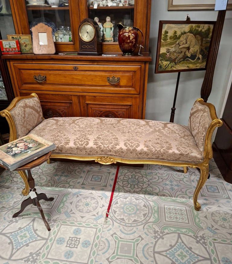 French Vintage Gilt wood Window Seat.
Excellent condition. Measures 53" wide by 22" deep 19" high
