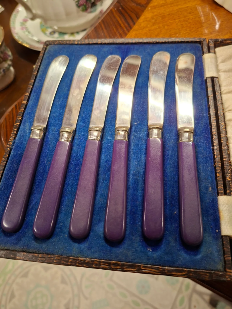 Art Deco Silver-Plate Butter Knives. In original box. Very good condition. €28