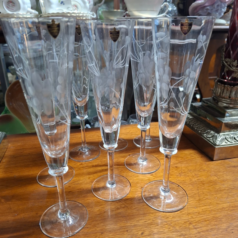 Set of 8 English Vintage Watford Crystal Champagne Flutes. 9" high on 2.5" base. Beautiful detail in excellent condition €38