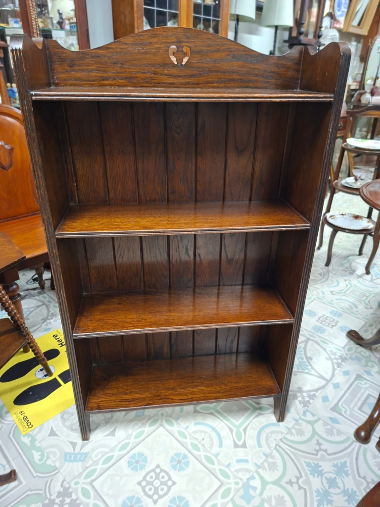 1920's Oak Open Bookcase. English manufactured. Measures 23" wide
7" deep by 39.5" high. Perfect condition €120