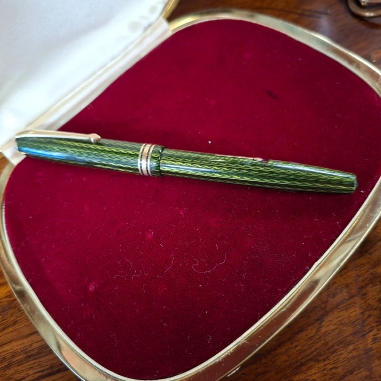 Vintage Conway Stewart Fountain Pen. 14ct gold 
nib. Celluloid case. Lovely condition
