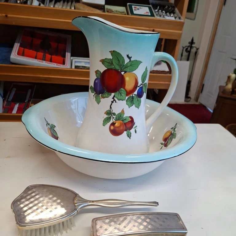 Antique Empire Ware Staffordshire Pottery
Wash Set. C.1920s/30s. 12" high, wash basin 17" wide. Very good condition. €60