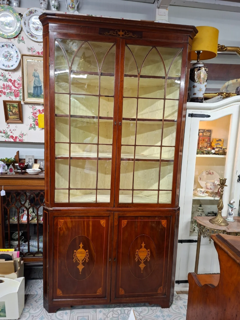 Georgian Inlaid Mahogany Corner Display Cabinet.
In very good condition. 90" high by 45" wide 29" deep