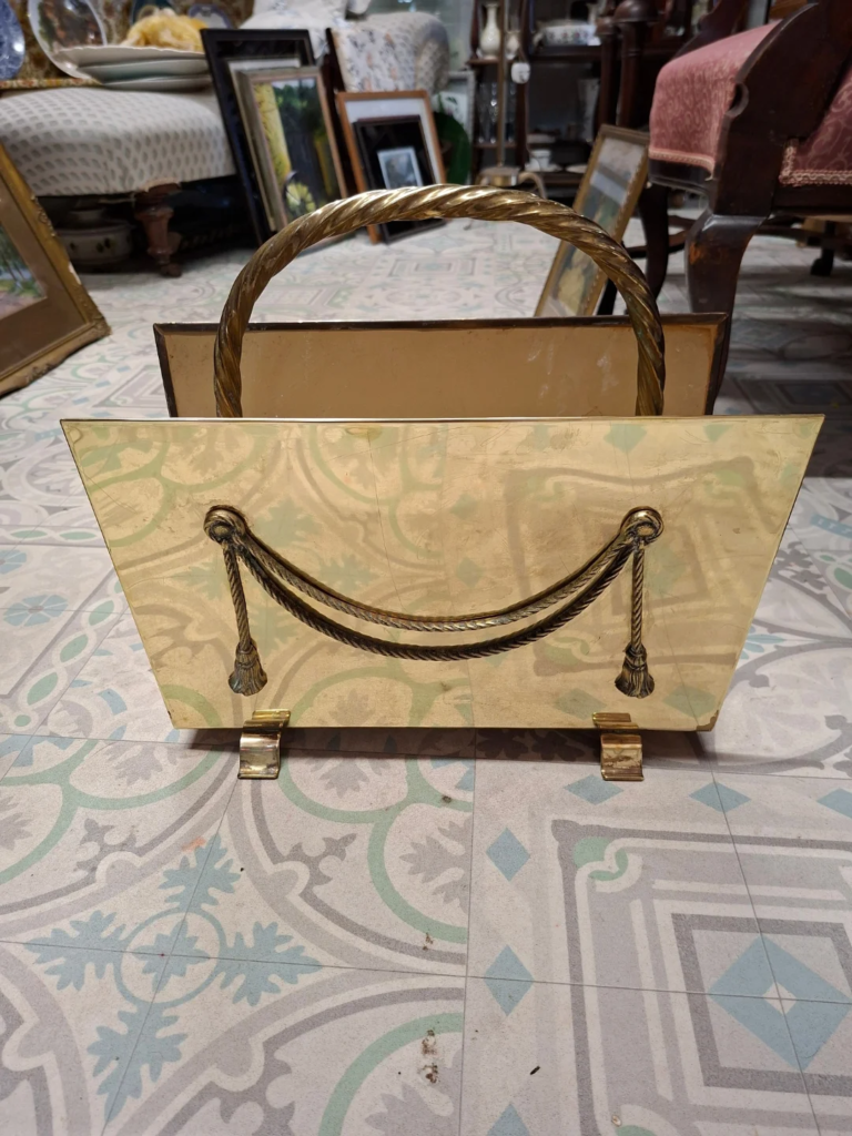 1960s English Peerage brass magazine stand.
In very good condition. Measures 15" wide by 16" high €37