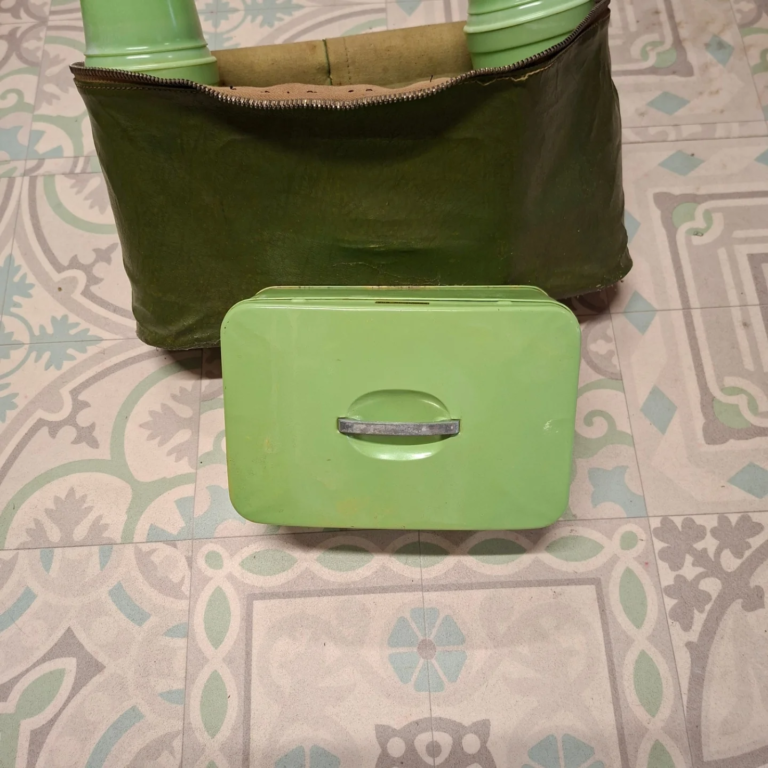 Vintage 1950s Siram Picnic Set. In very good condition €38