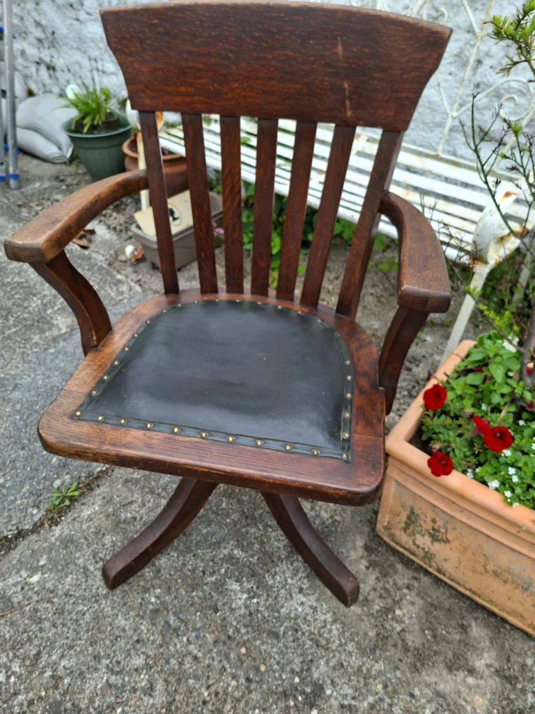 Edwardian Oak Swivel Office/Desk Chair. C.1900/1910. Leather inset. Measures 23" wide, 18.5" deep 33" high. Very good condition.
Swivel perfect condition €165