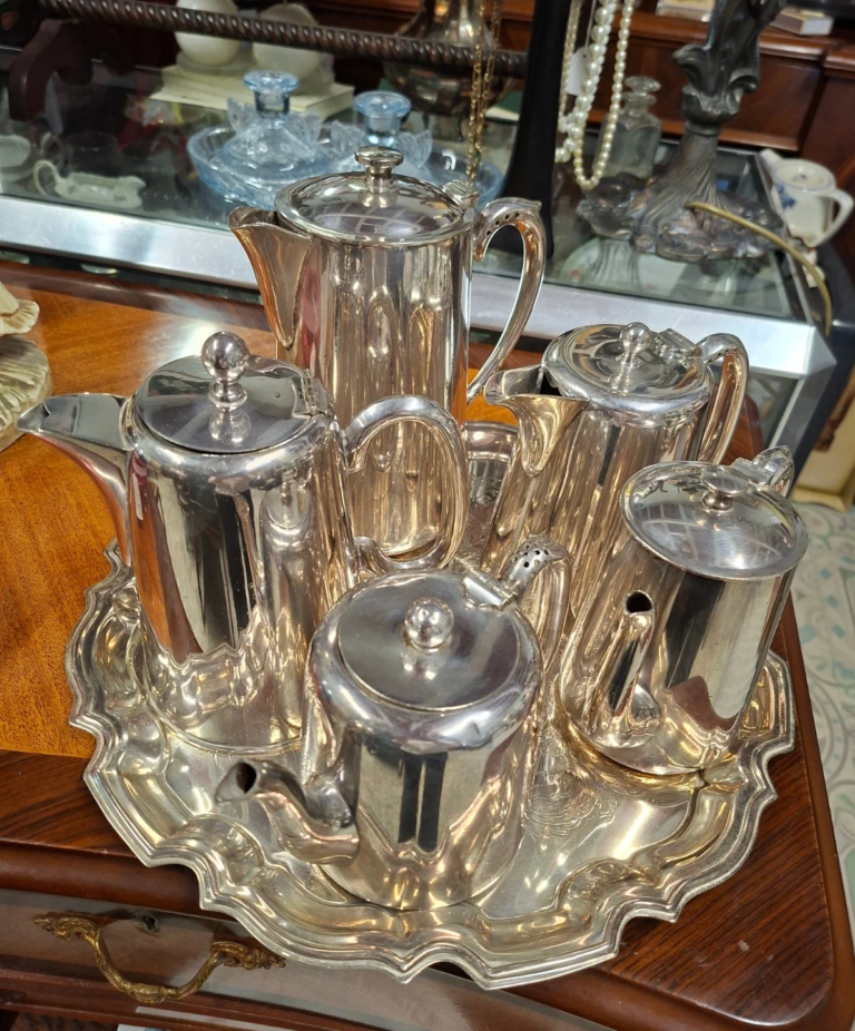 Selection of
Sheffield Silver-Plated Hotel Ware Tea/Coffee, Hot Water Pots. Antique and Vintage, to include 1920s 2 Pint Tea/Coffee Pot.