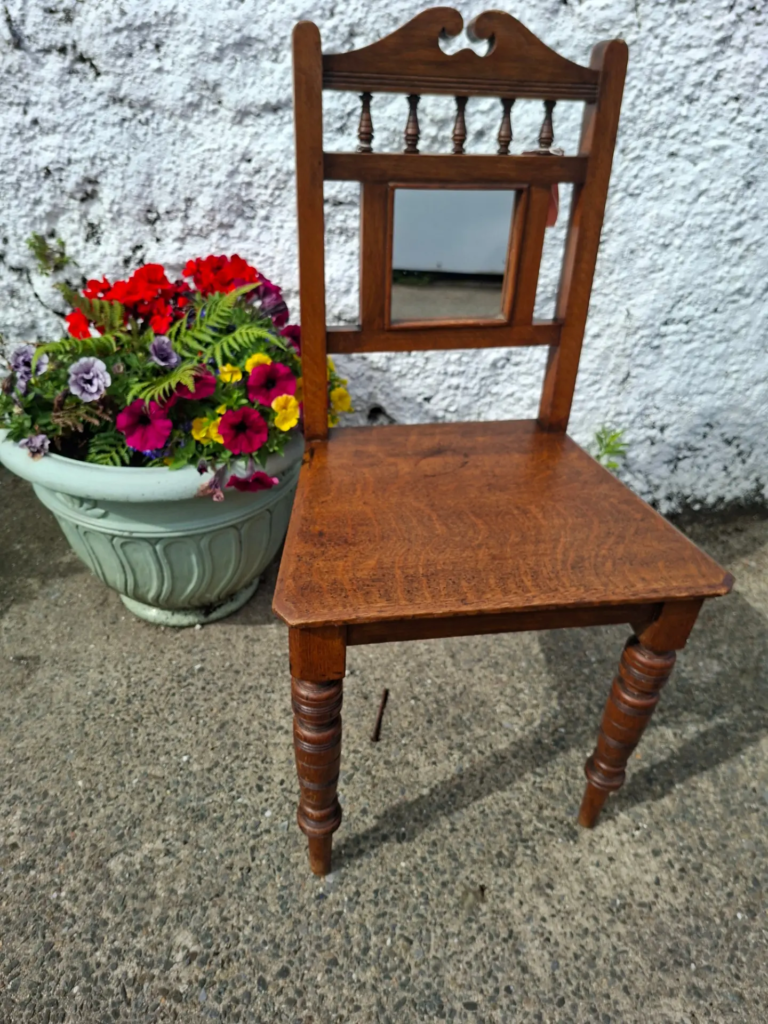 Edwardian Oak Hall Chair c.1900/1910. Unusual with little mirror feature.
Measures 18" wide by 14" deep by 23" high. In very good condition €60