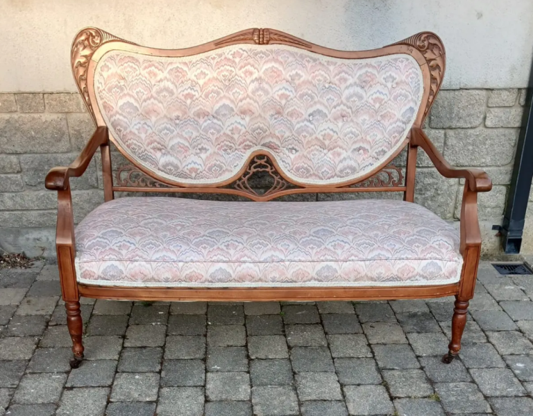 Art Noveau Love Seat/Couch c.1900/10
In excellent condition. Original castors, packing and springs. Measures 48" wide, 26" deep by 36" high €295