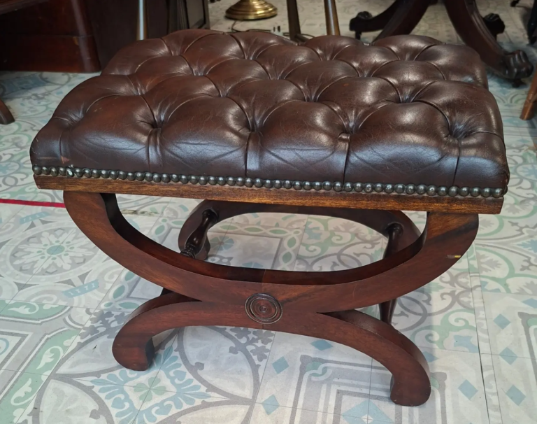 English 1950s Regency Style Mahogany X Frame Stool with deep leather buttoning. In excellent condition €185