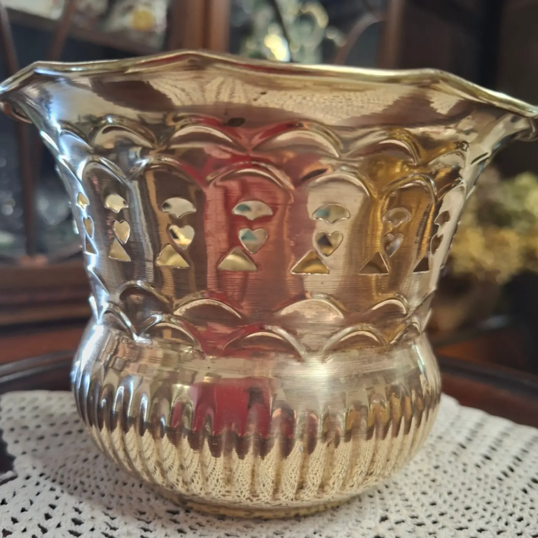 Mid-century Brass Jardiner. Measures 3.75" high by 6" wide
Excellent condition. €26