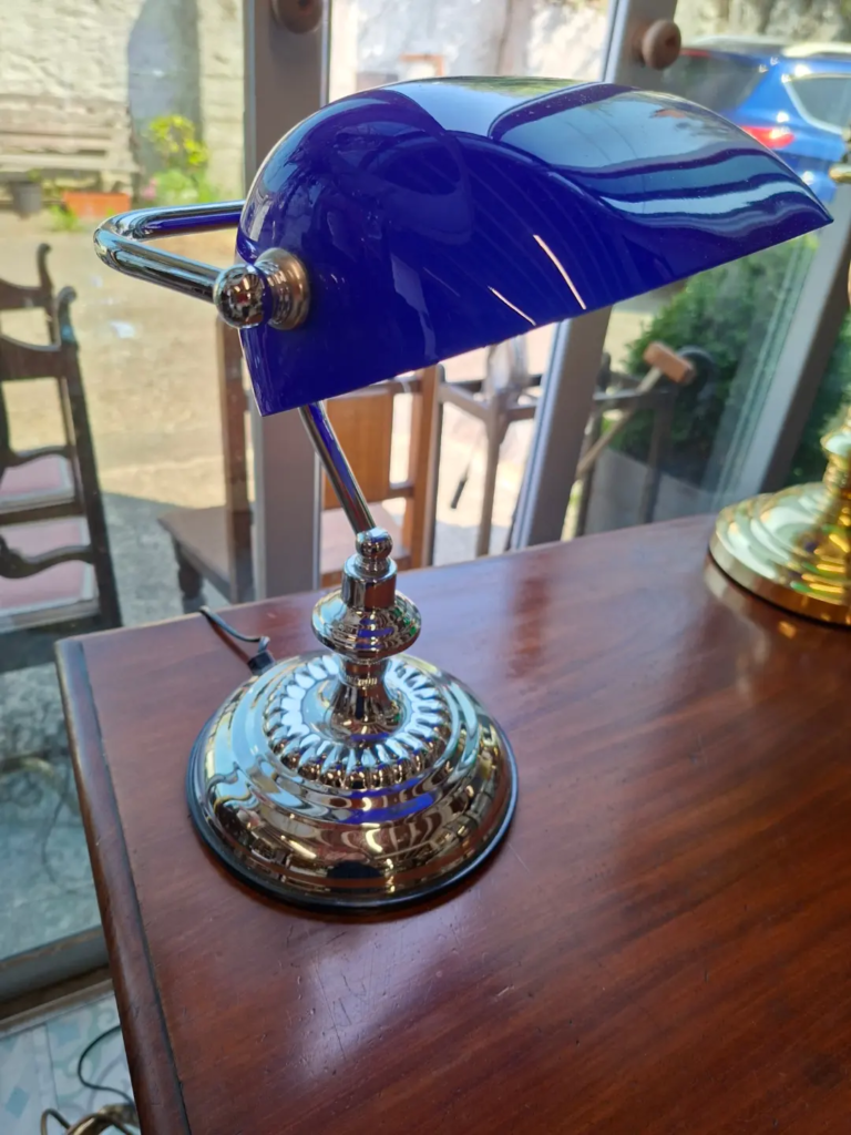 Vintage Chrome Tone Bankers Lamp. Very good working condition. Measures 12.5" high on 7.5" base €68